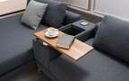 couch mit 360° drehbarer tischplatte und powerstation homeoffice-funktion